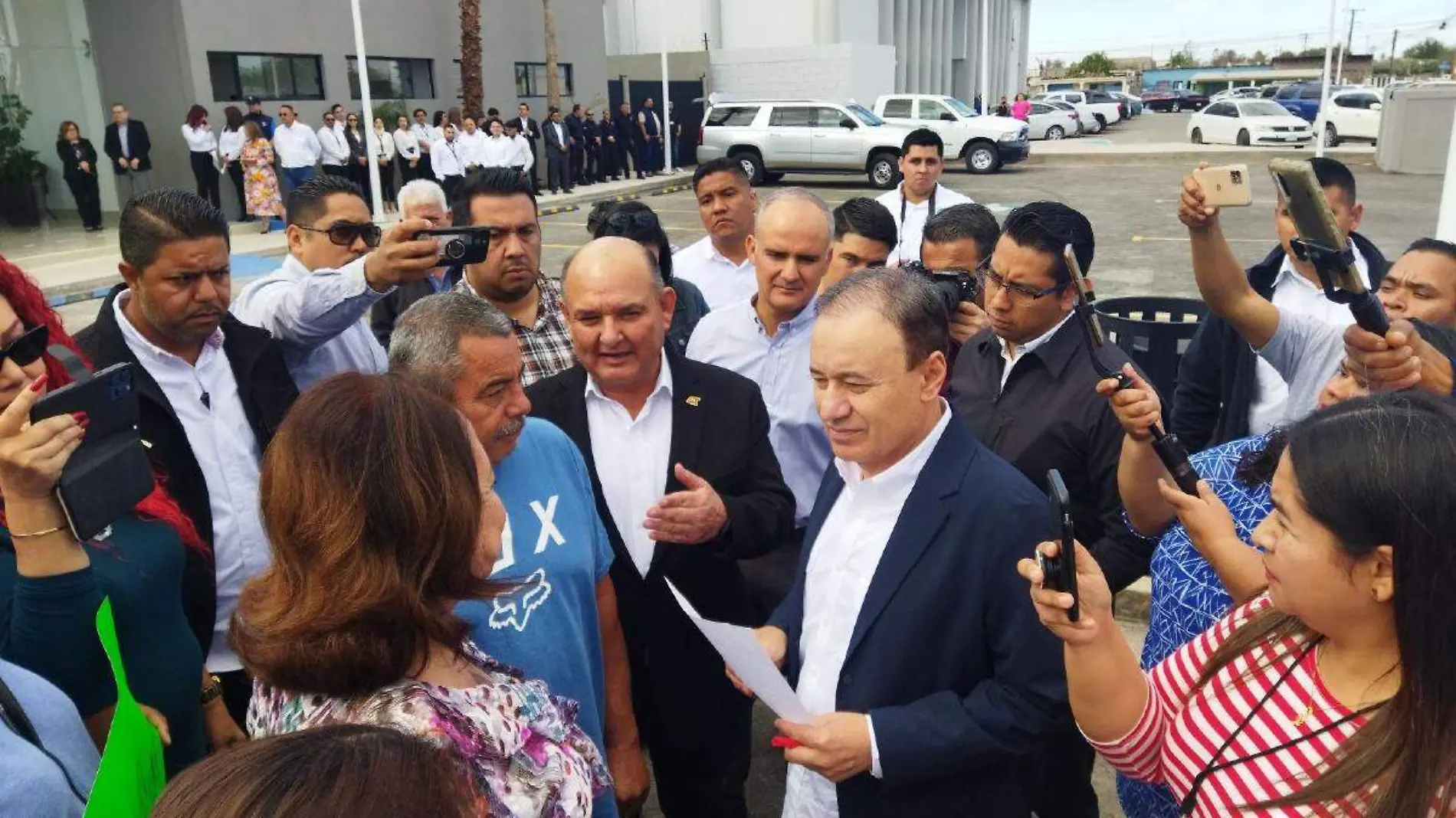 Los manifestantes quienes se presentaron de manera pacífica en el evento de la inauguración del Juzgado Oral Penal